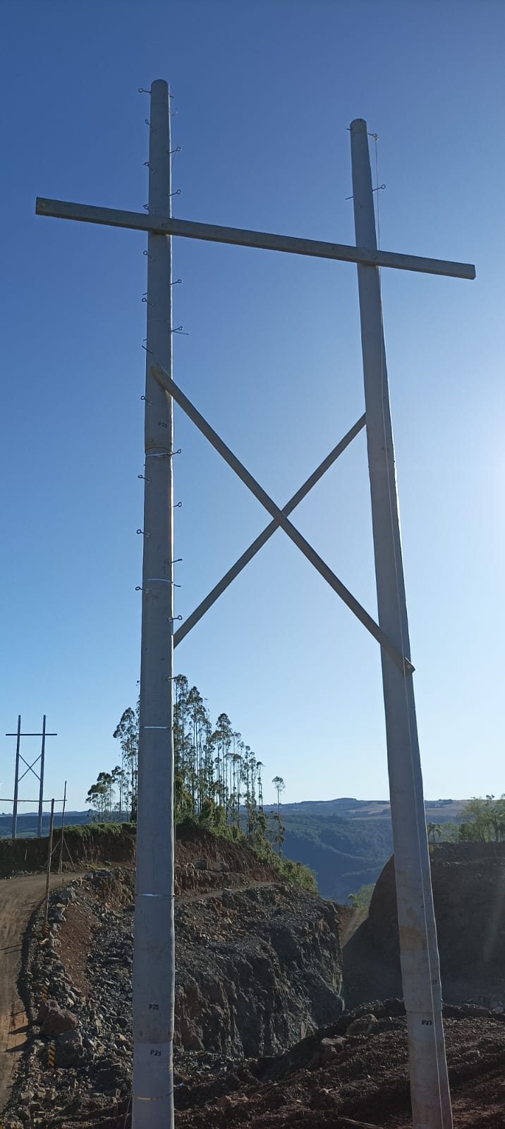Postes e cruzetas PRFV instalados em rede