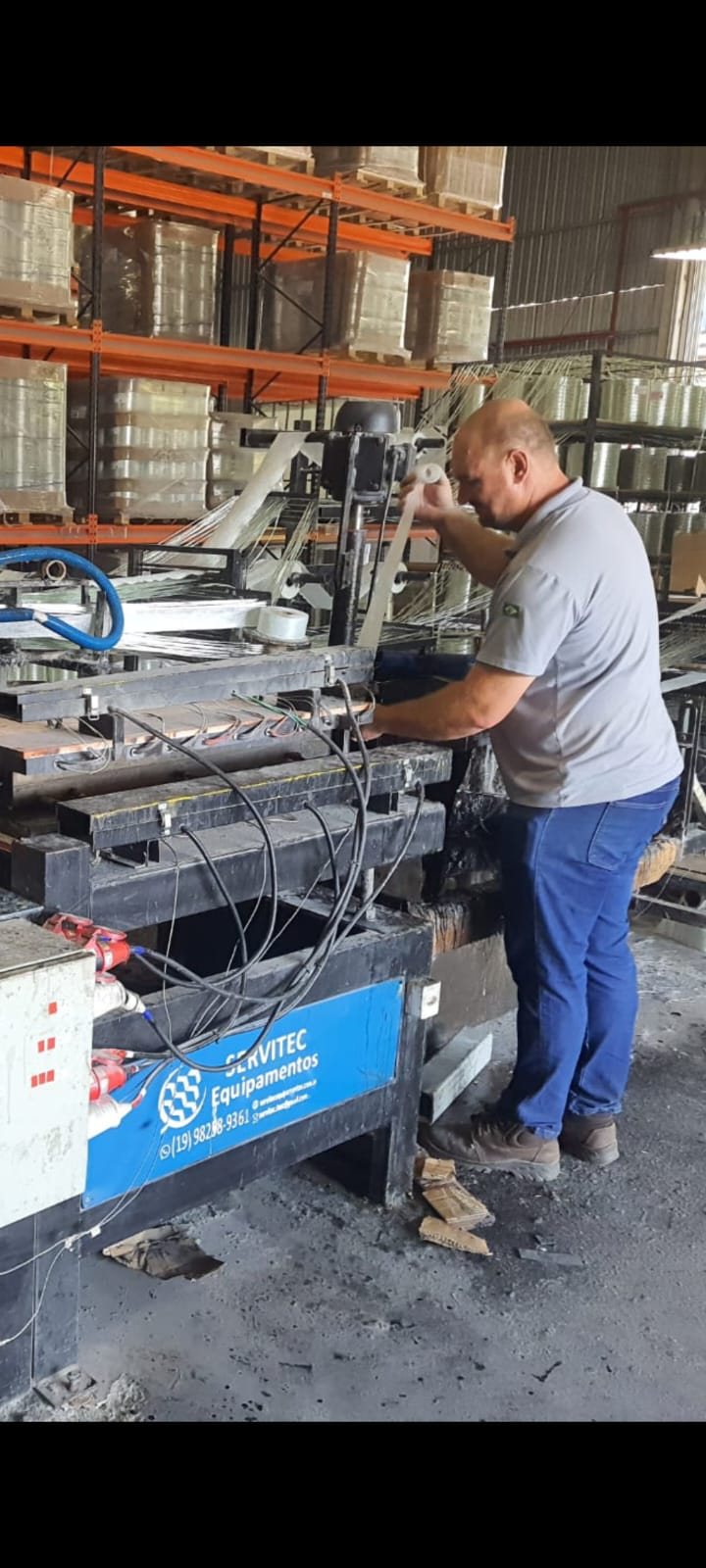 Operação de equipamento no processo de pultrusão.